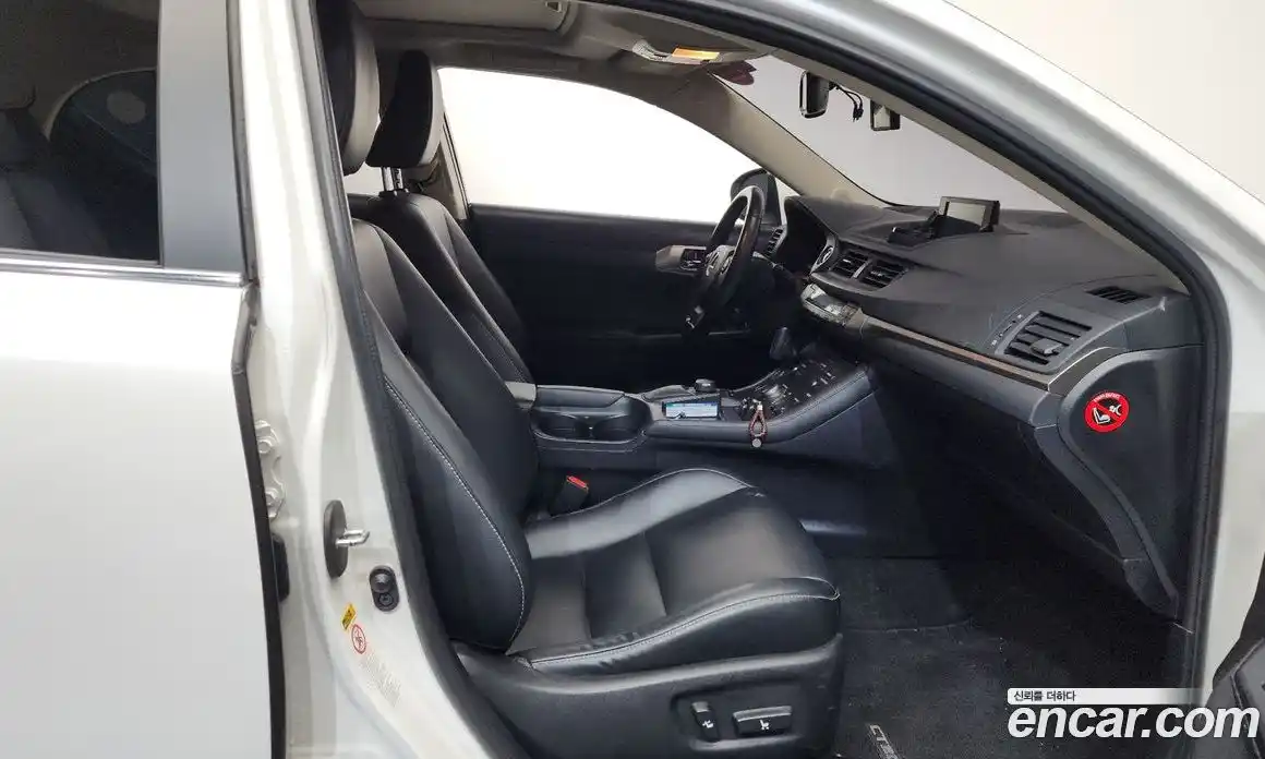 Lexus CT200h 2017 1.8 Автомат в Москве № 628659, фото 11