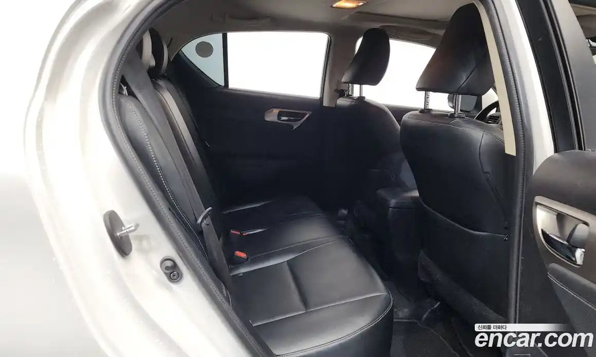 Lexus CT200h 2017 1.8 Автомат в Москве № 628659, фото 12