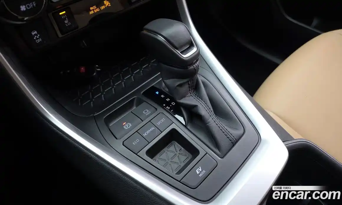 Toyota RAV4 2025 2.5 Автомат в Москве № 584559, фото 9