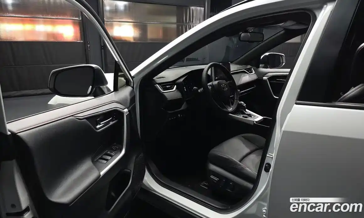 Toyota RAV4 2025 2.5 Автомат в Москве № 584556, фото 10