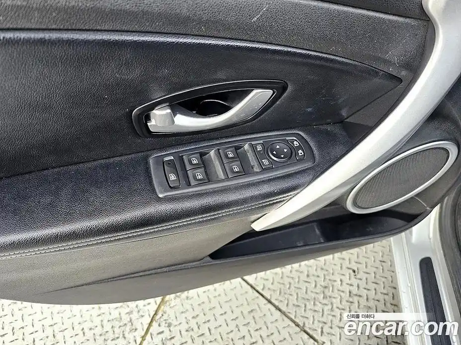 Renault SM3 2010 1.6 Автомат в Москве № 619816, фото 13