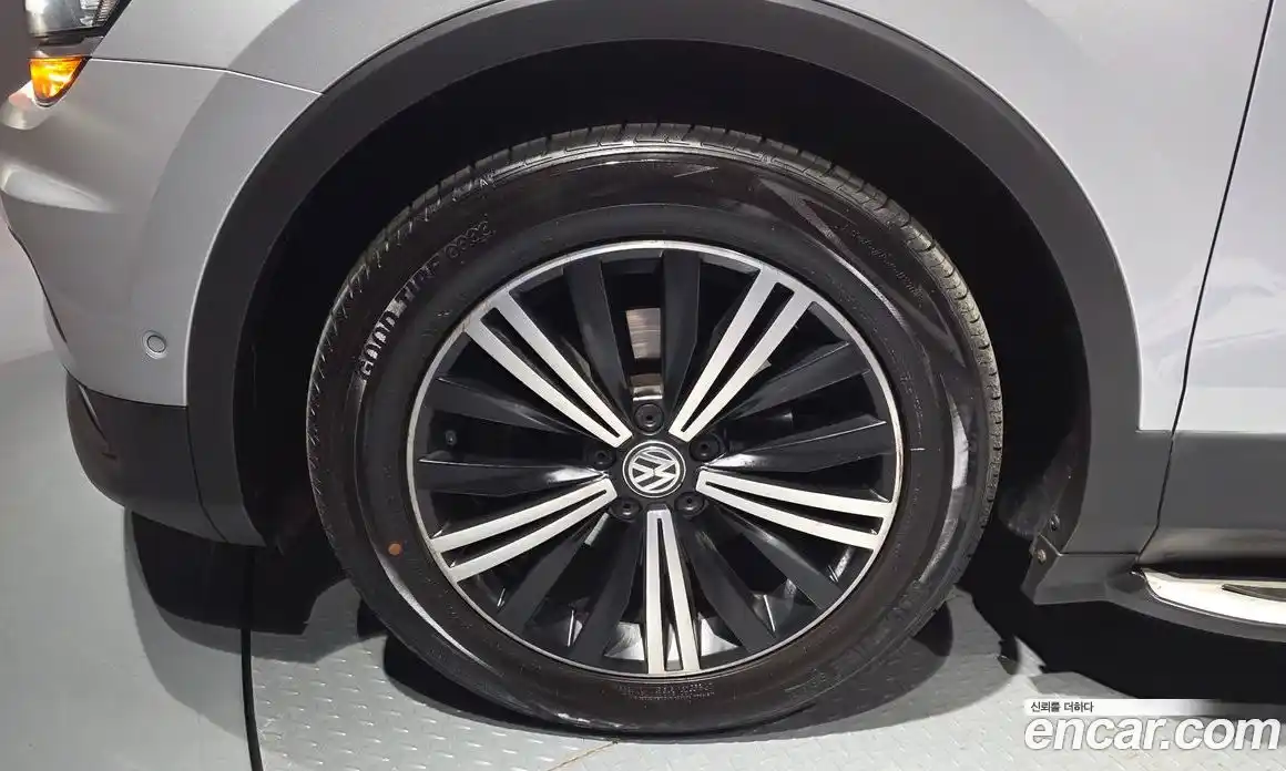 Volkswagen Tiguan 2018 2.0 Автомат в Москве № 629114, фото 5