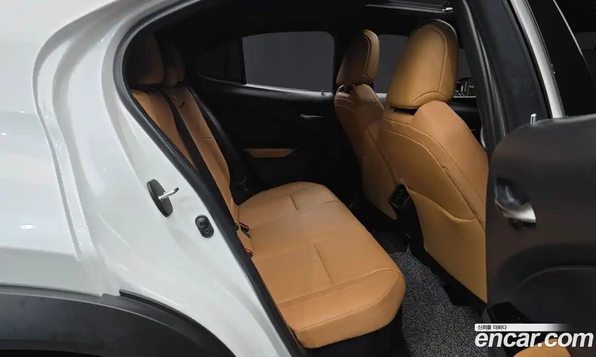 Lexus UX 2024 2.0 Автомат в Москве № 595515, фото 12