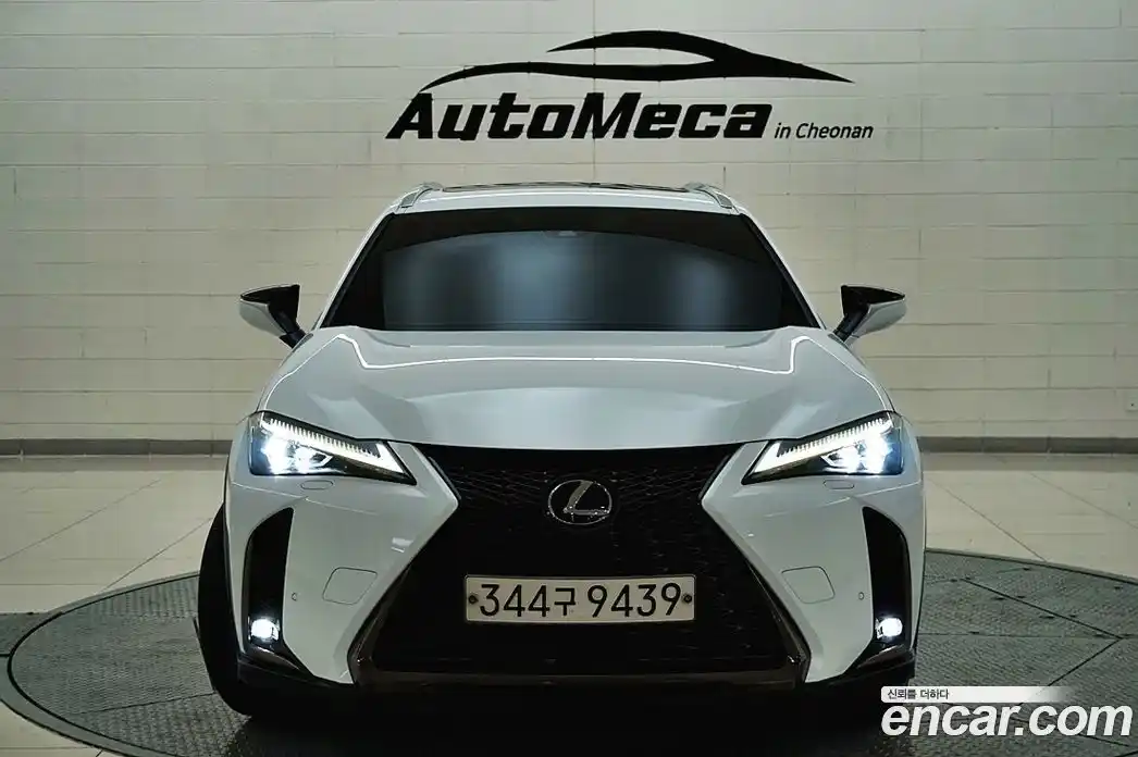 Lexus UX 2021 2.0 Автомат в Москве № 595584, фото 1