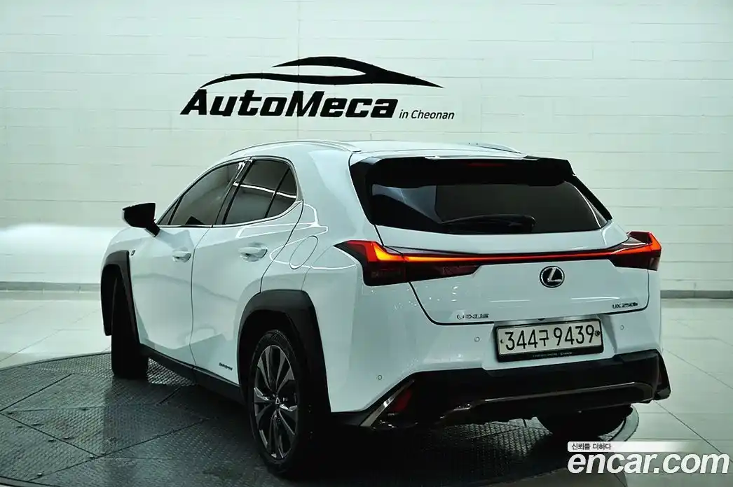 Lexus UX 2021 2.0 Автомат в Москве № 595584, фото 3