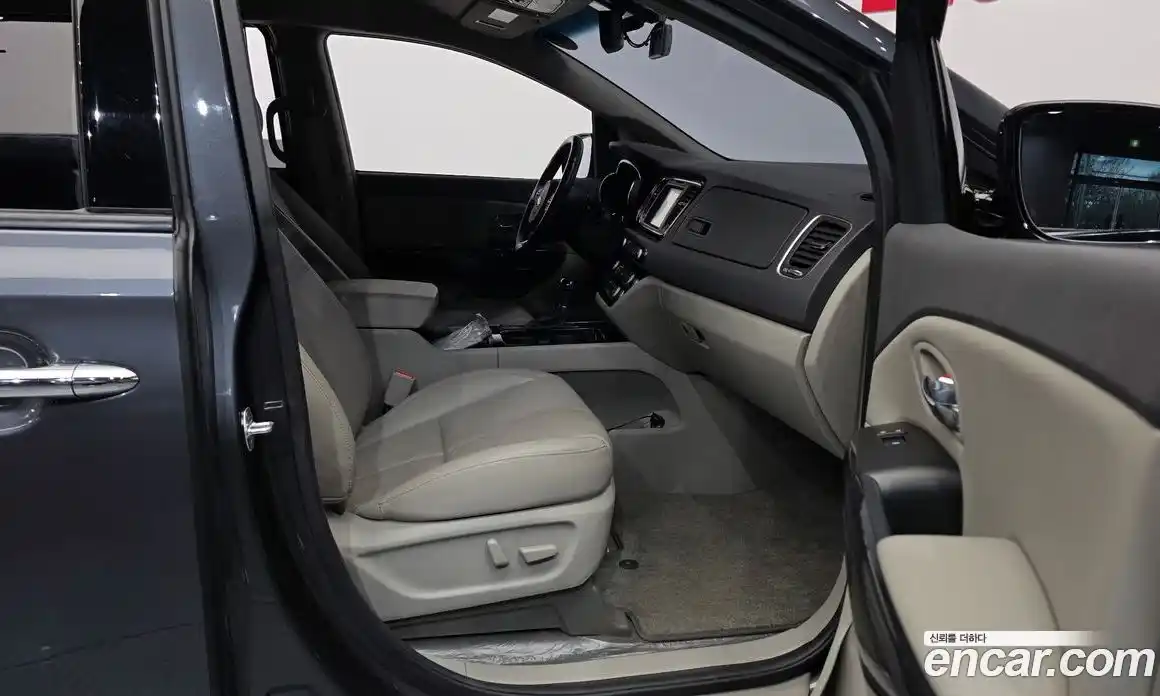 Kia Canival 2016 2.2 Автомат в Москве № 612898, фото 11