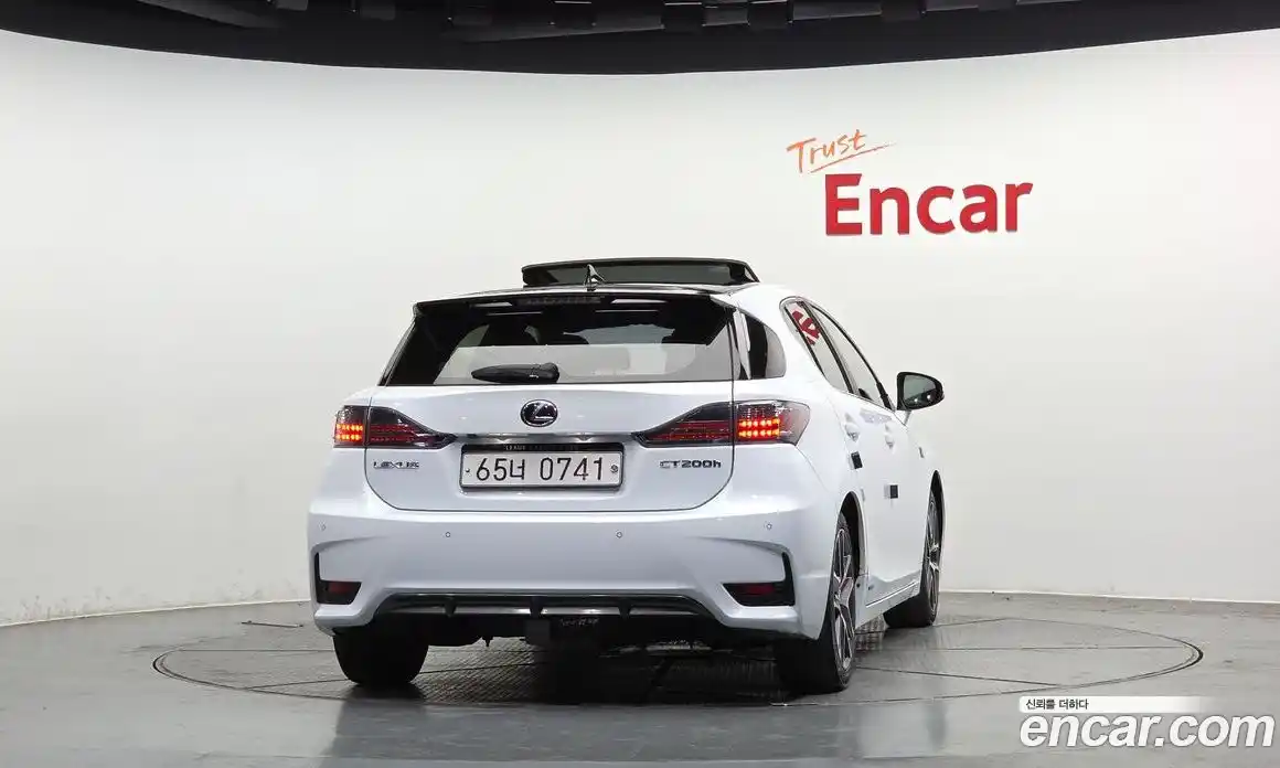 Lexus CT200h 2016 1.8 Автомат в Москве № 628660, фото 4