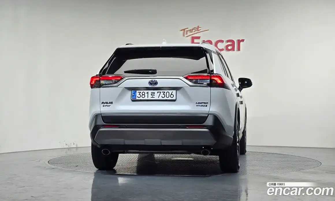 Toyota RAV4 2024 2.5 Автомат в Москве № 584590, фото 4