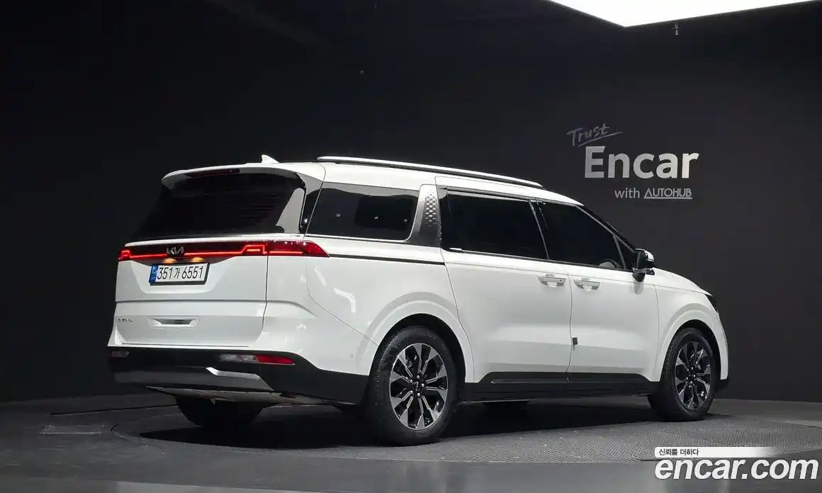 Kia Canival 2023 3.5 Автомат в Москве № 587636, фото 2