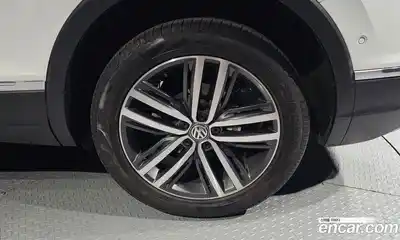 Volkswagen Tiguan 2020 2.0 Автомат в Москве № 595754, миниатюра 5