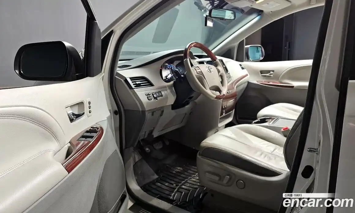 Toyota Sienna 2014 3.5 Автомат в Москве № 609806, фото 13