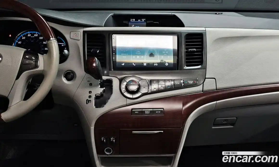 Toyota Sienna 2014 3.5 Автомат в Москве № 609806, фото 15