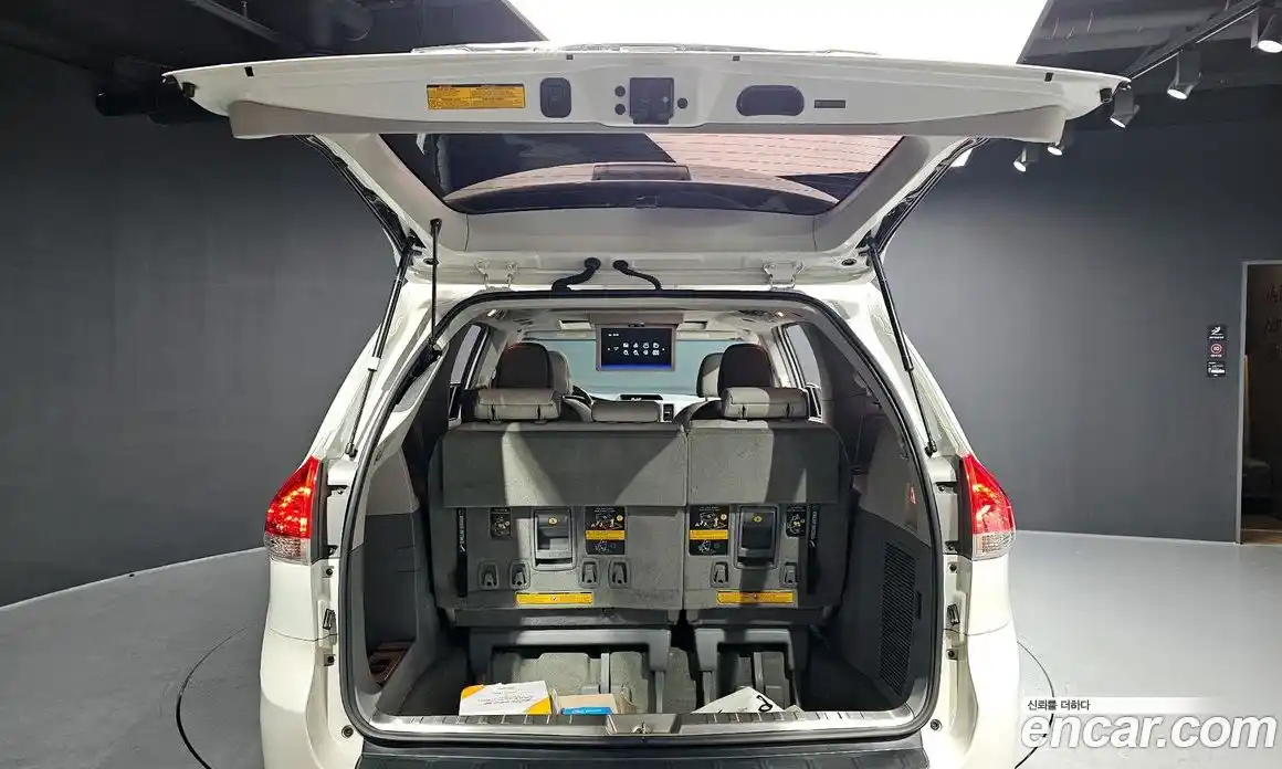 Toyota Sienna 2014 3.5 Автомат в Москве № 609806, фото 20