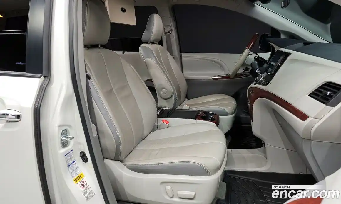 Toyota Sienna 2014 3.5 Автомат в Москве № 609806, фото 10