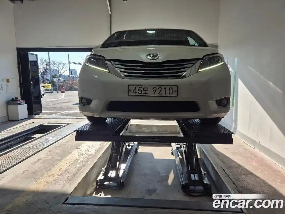 Toyota Sienna 2017 3.5 Автомат в Москве № 609937, фото 18