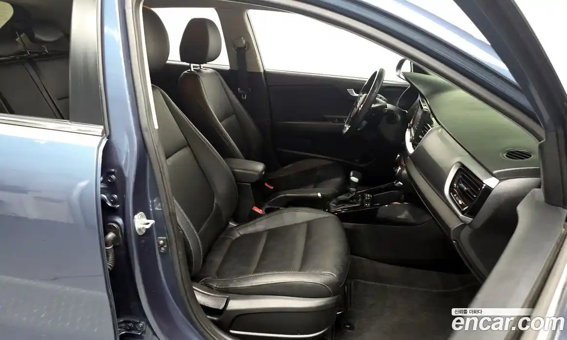 Kia Stonic 2018 1.6 Автомат в Москве № 613877, фото 11