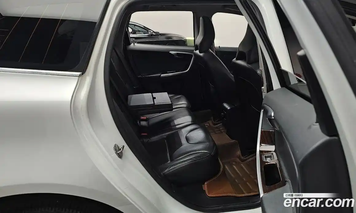 Volvo XC60 2017 2.4 Автомат в Москве № 626413, фото 11