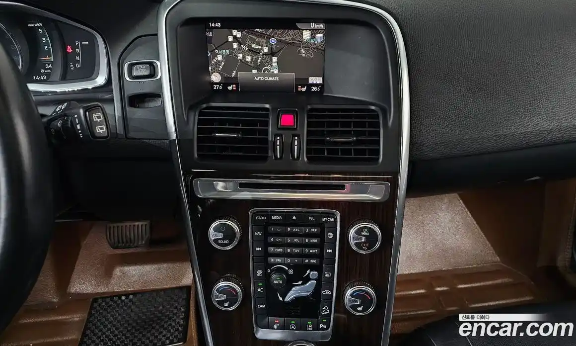 Volvo XC60 2017 2.4 Автомат в Москве № 626413, фото 13