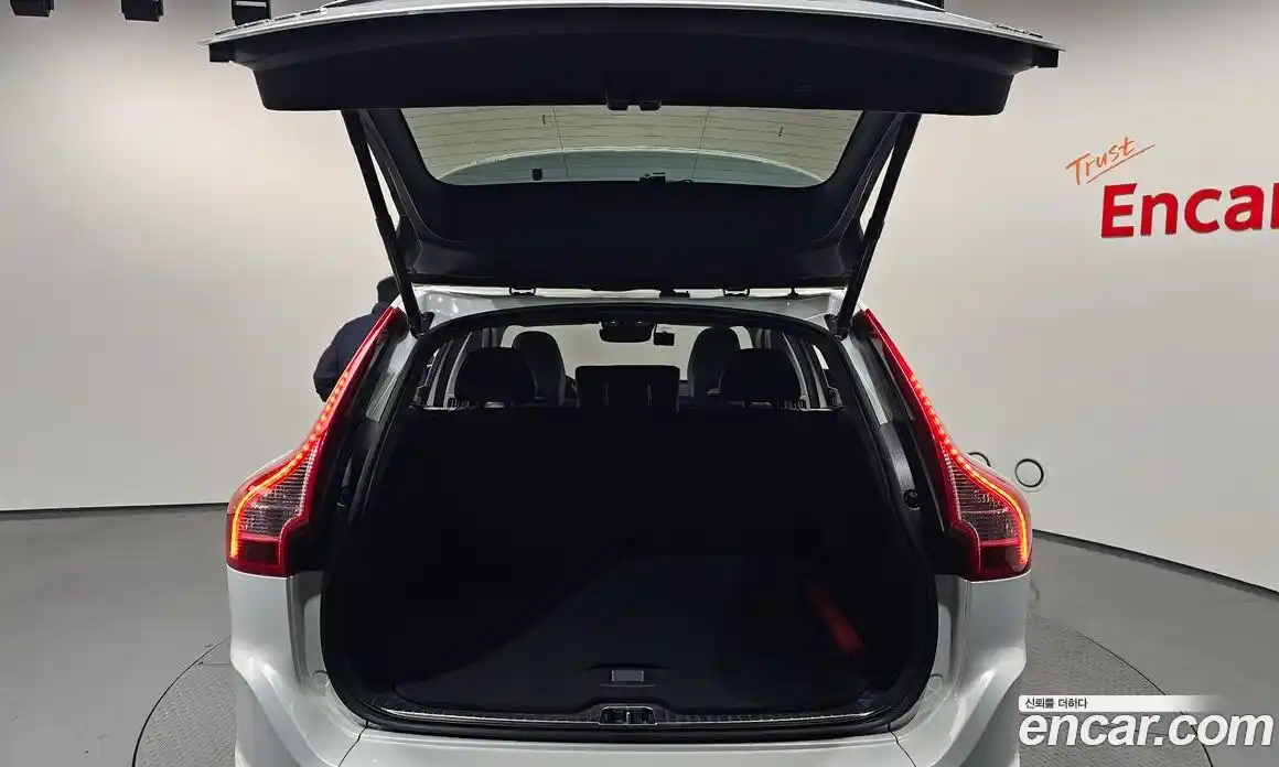 Volvo XC60 2017 2.4 Автомат в Москве № 626413, фото 19