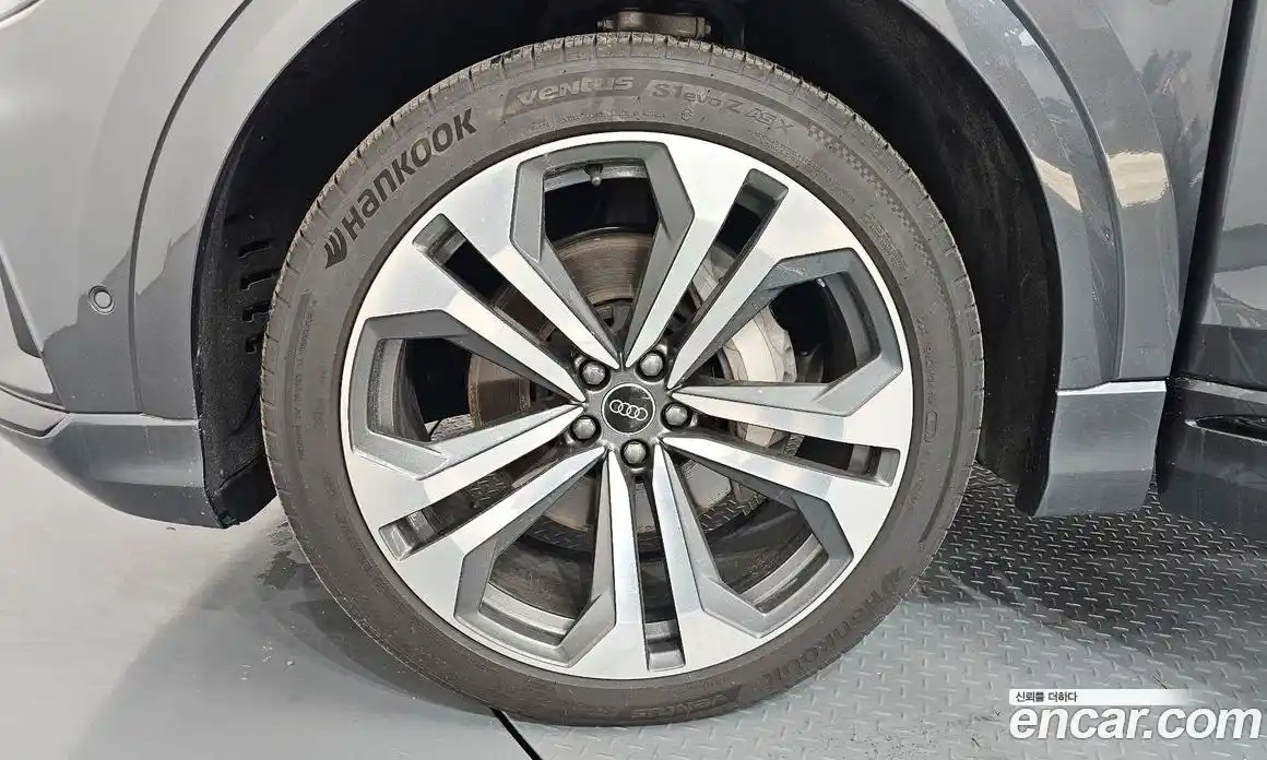 Audi Q8 2023 3.0 Автомат в Москве № 162448, фото 5