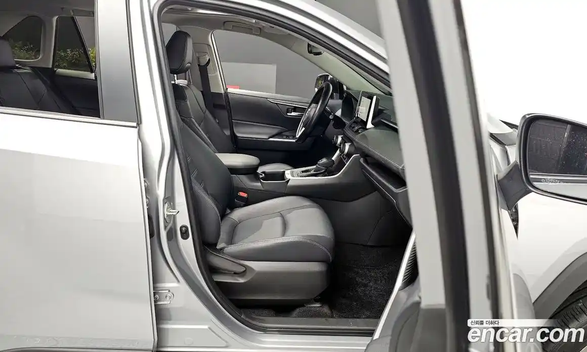 Toyota RAV4 2023 2.5 Автомат в Москве № 170147, фото 11