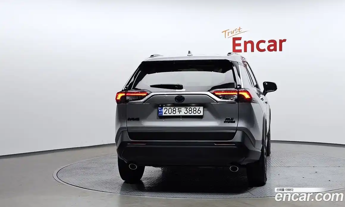 Toyota RAV4 2023 2.5 Автомат в Москве № 170147, фото 4