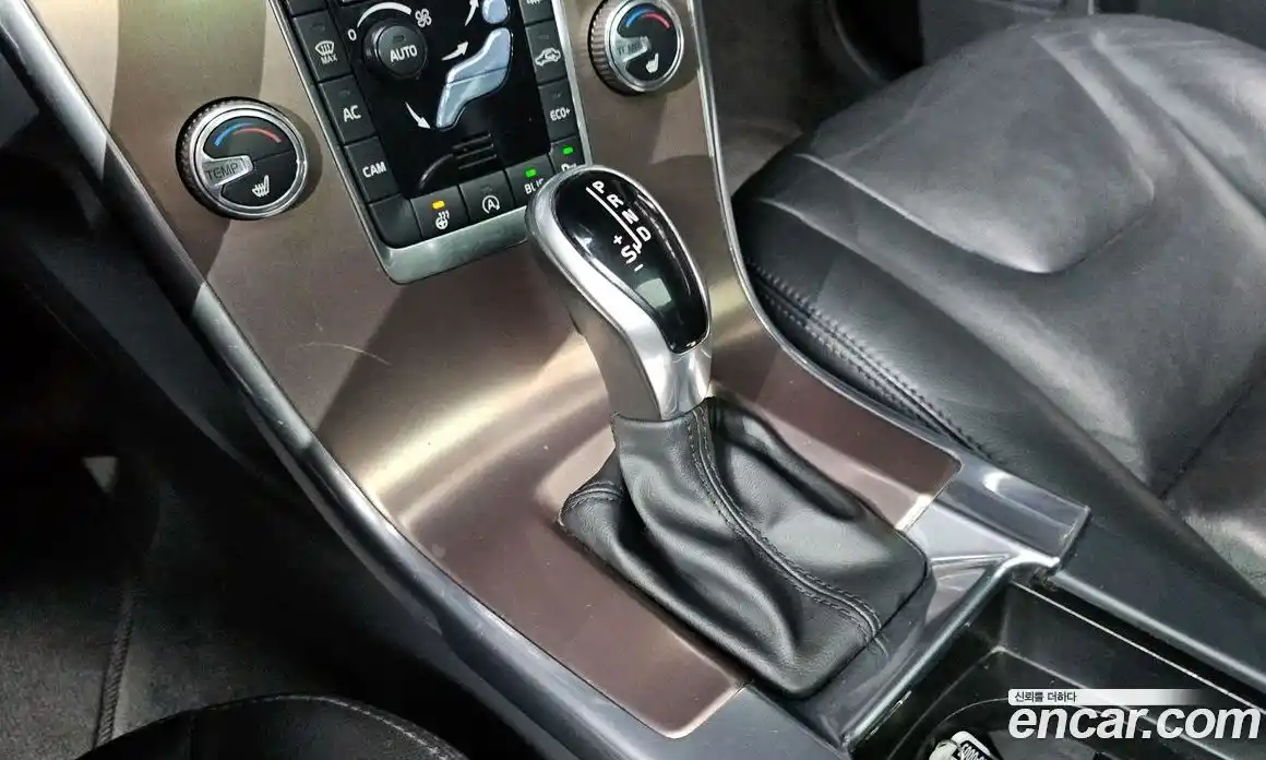 Volvo XC60 2017 2.0 Автомат в Москве № 201045, фото 9