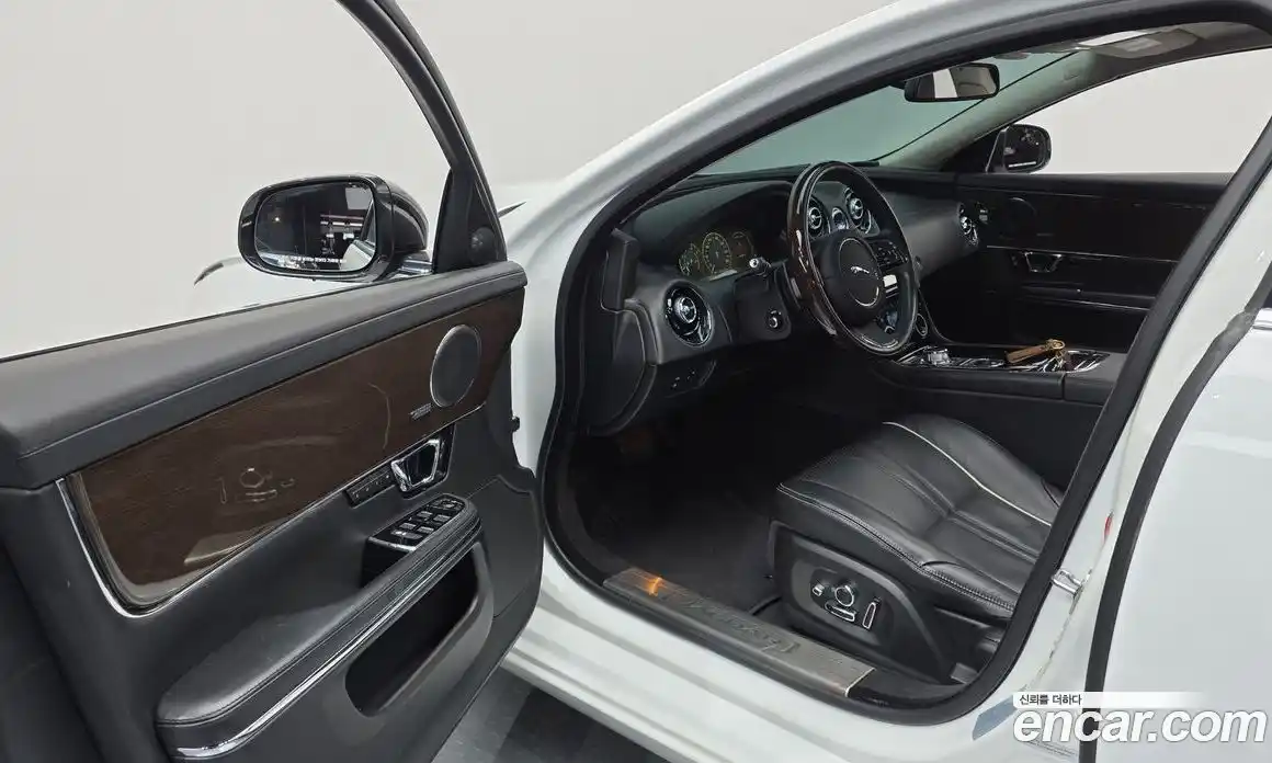 Jaguar XJ 2016 3.0 Автомат в Москве № 256062, фото 11