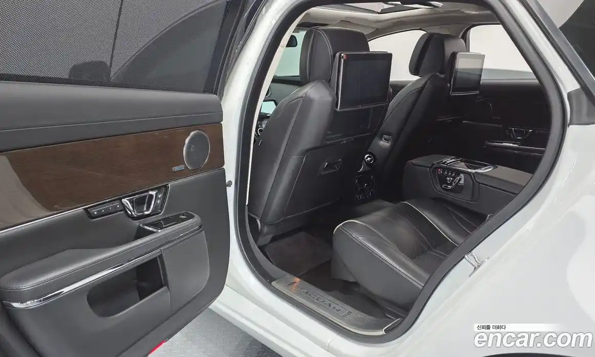 Jaguar XJ 2016 3.0 Автомат в Москве № 256062, фото 12