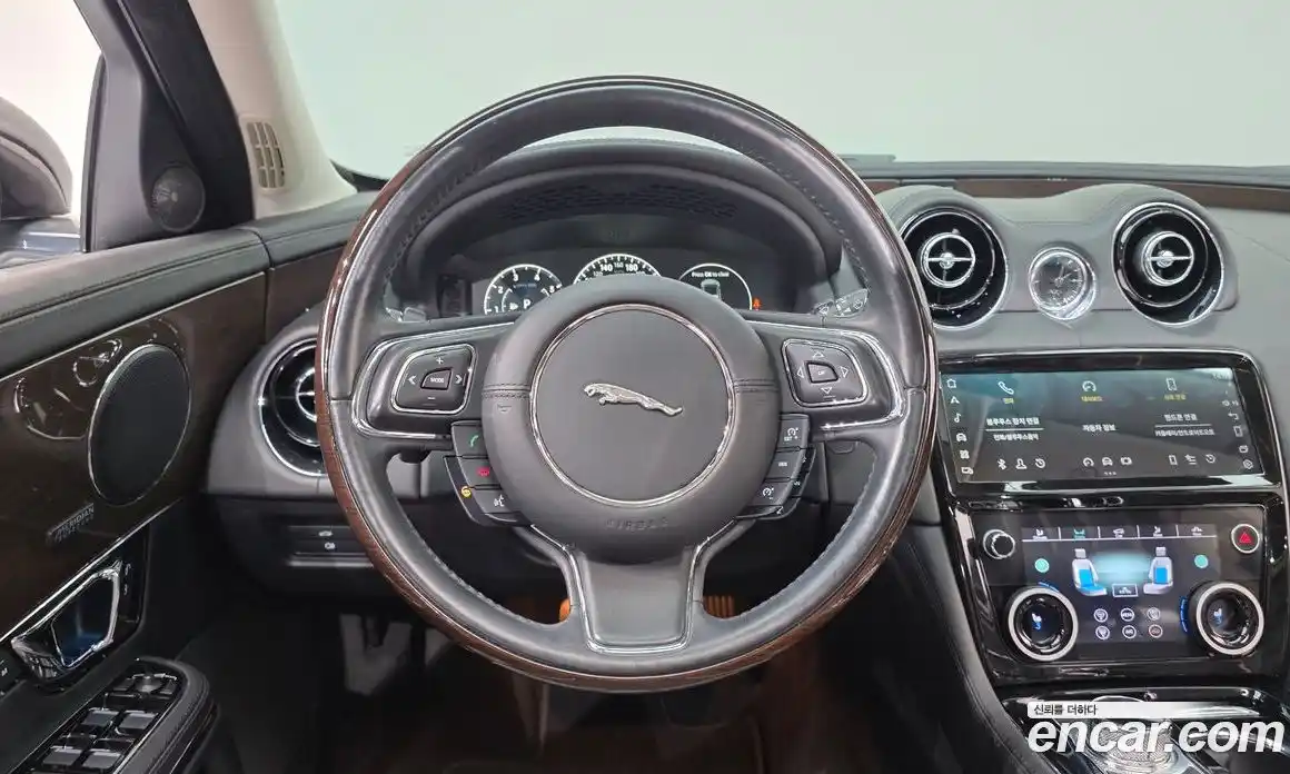 Jaguar XJ 2016 3.0 Автомат в Москве № 256062, фото 13