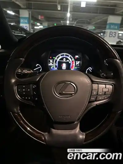 Lexus LS 2018 3.4 Автомат в Москве № 680384, миниатюра 4