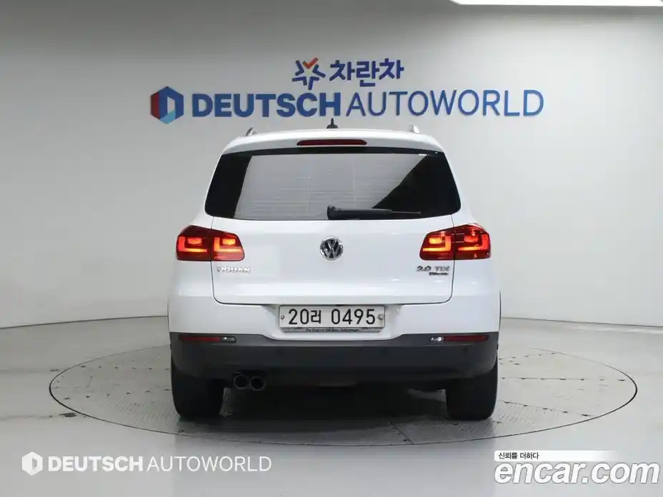 Volkswagen Tiguan 2015 2.0 Автомат в Москве № 215378, фото 4