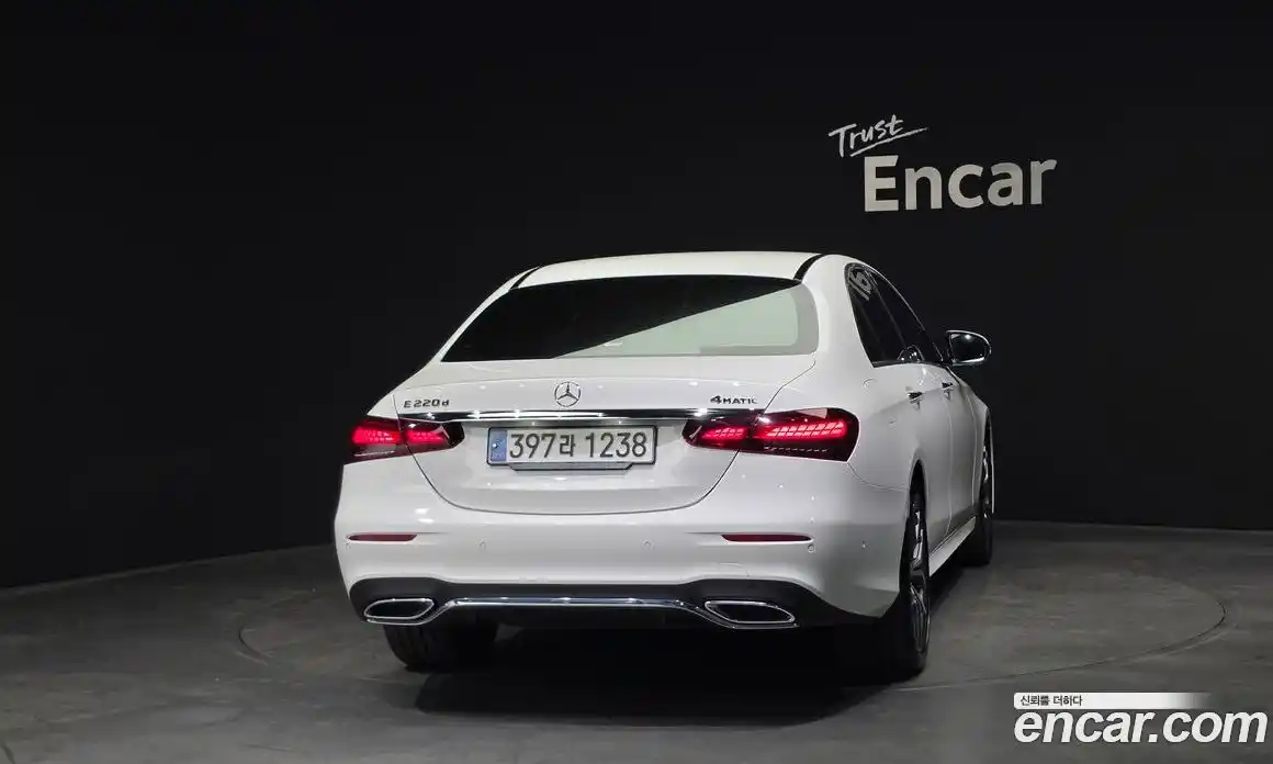 Mercedes-Benz E-Class 2023 2.0 Автомат в Москве № 721899, фото 4