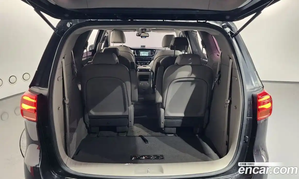 Kia Canival 2018 2.2 Автомат в Москве № 715838, фото 20