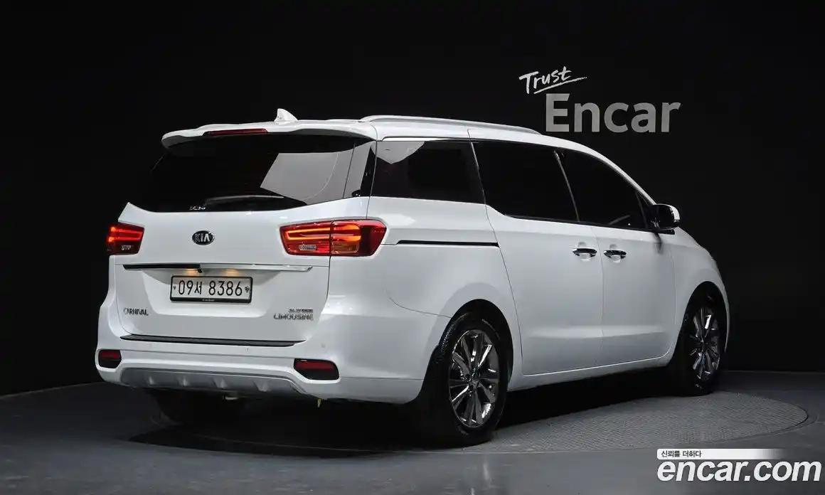 Kia Canival 2018 3.3 Автомат в Москве № 758768, фото 2