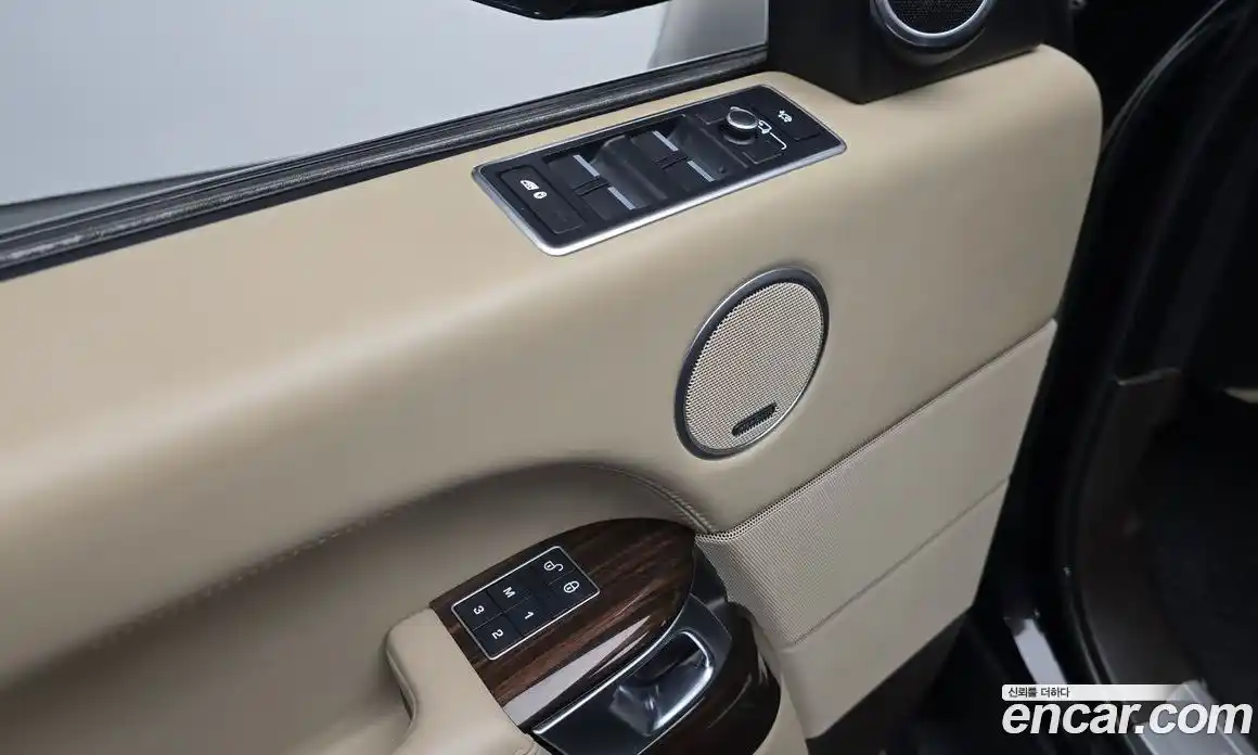 Land Rover Range-Rover 2016 4.4 Автомат в Москве № 766189, фото 17