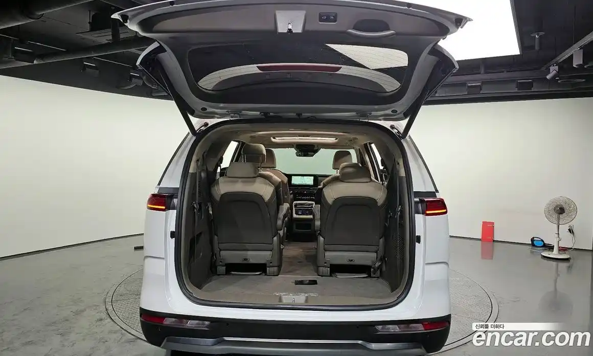 Kia Canival 2023 3.5 Автомат в Москве № 746528, фото 20