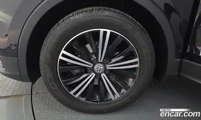 Volkswagen Tiguan 2020 2.0 Автомат в Москве № 725103, миниатюра 5