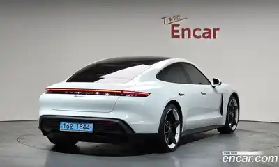 Porsche Taycan, 2022