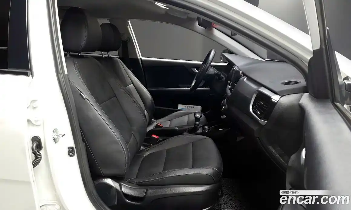 Kia Stonic 2018 1.4 Автомат в Москве № 798356, фото 11