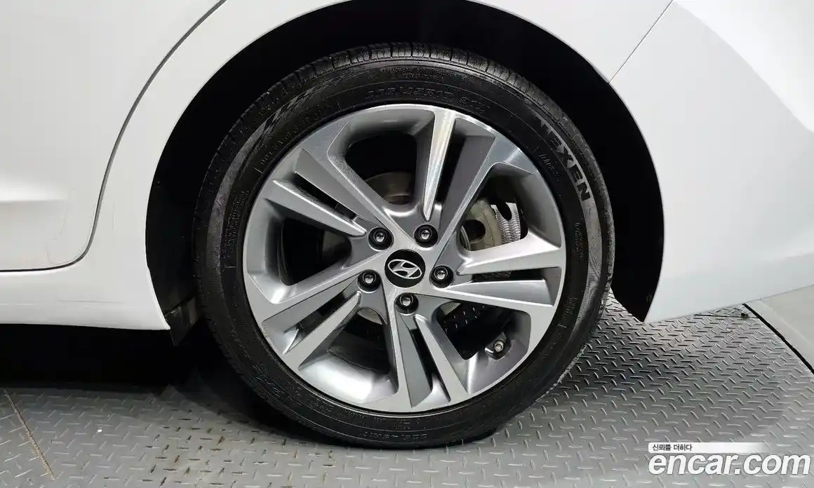 Hyundai Avante 2017 1.6 гидро в Москве № 854295, фото 5
