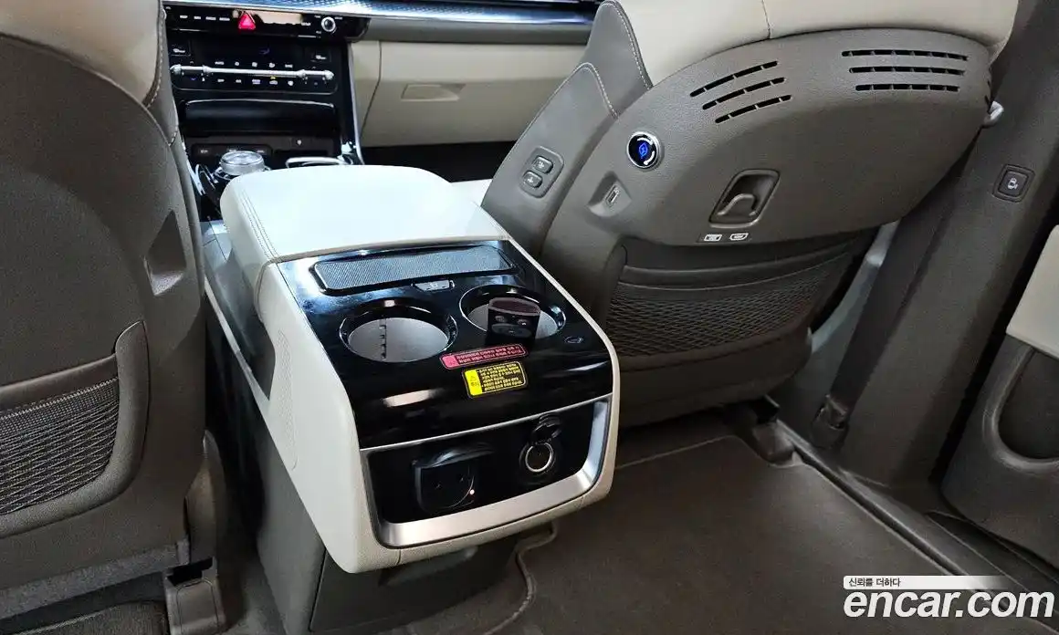 Kia Canival 2023 3.5 Автомат в Москве № 855219, фото 17