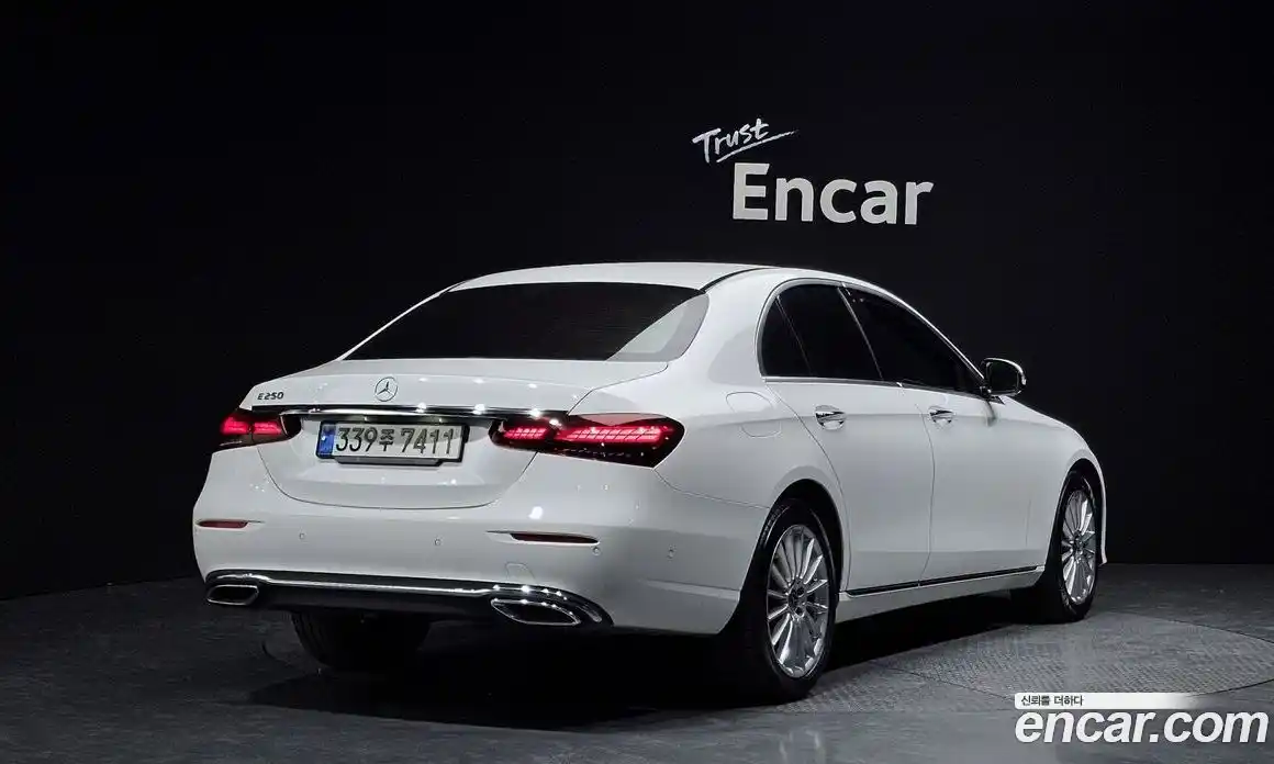 Mercedes-Benz E-Class 2022 2.0 Автомат в Москве № 892880, фото 2