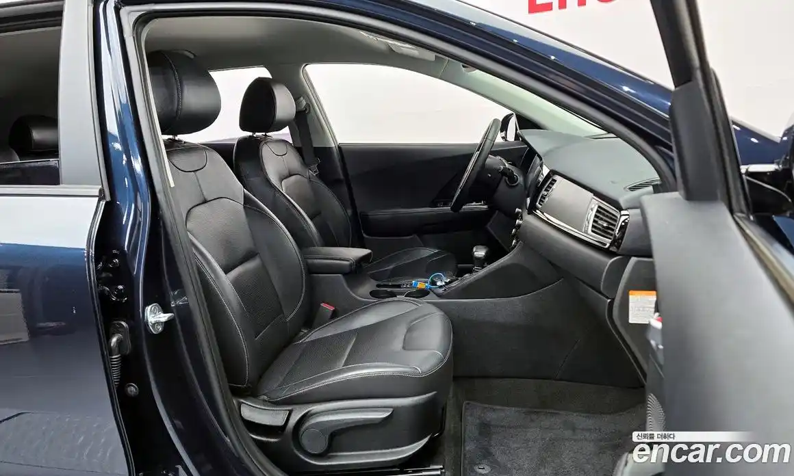 Kia Niro 2016 1.6 гидро в Москве № 888048, фото 10