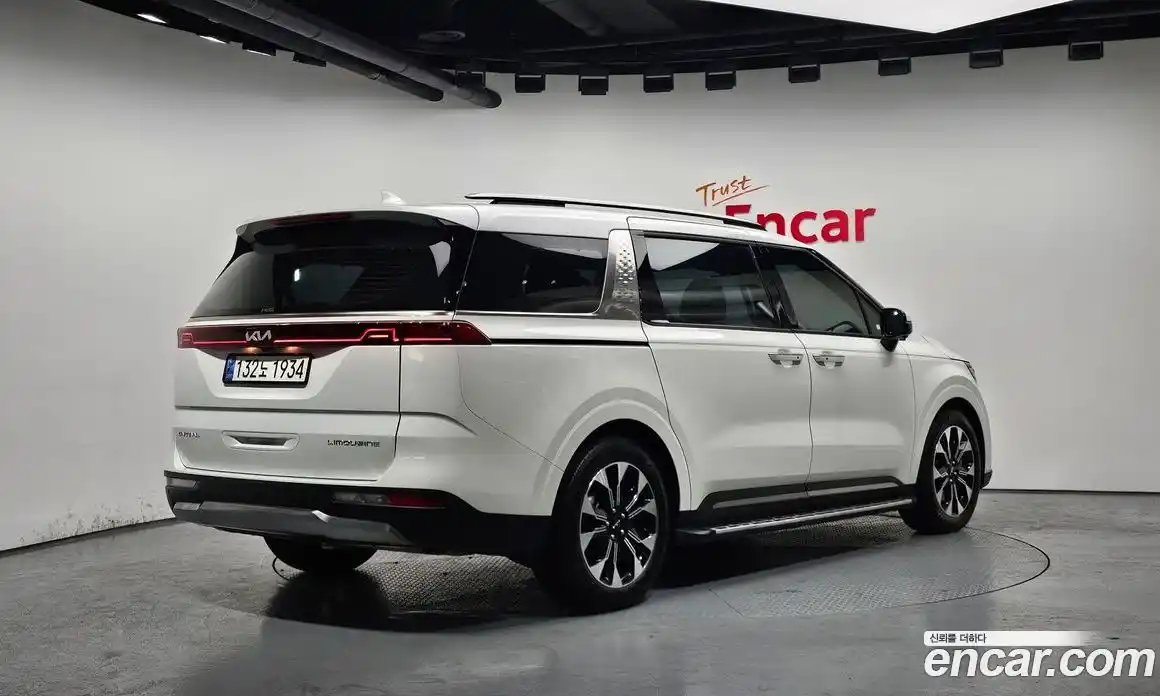 Kia Canival 2023 3.5 Автомат в Москве № 928996, фото 2