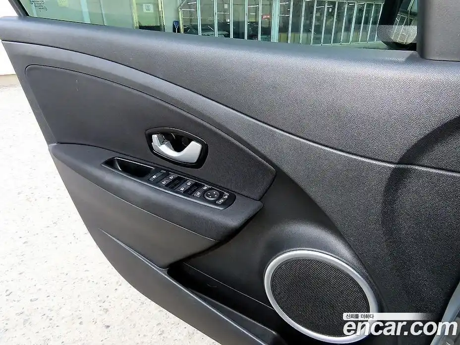 Renault SM3 2015 1.6 гидро в Москве № 928486, фото 11