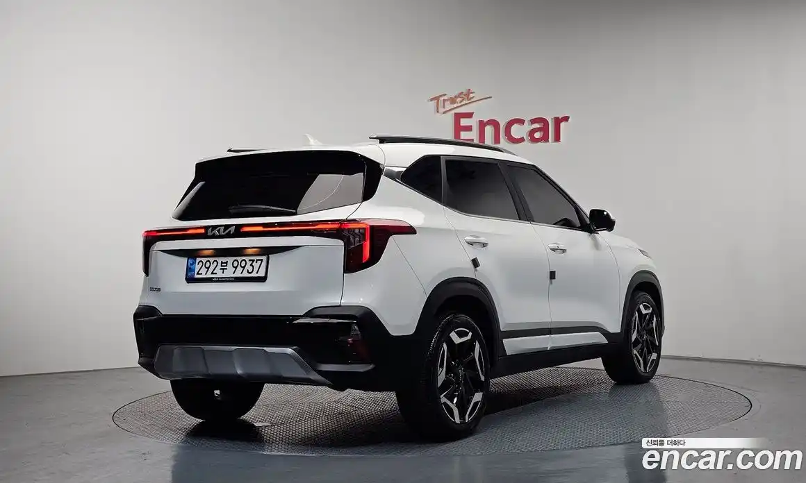 Kia Seltos 2023 1.6 Автомат в Москве № 929119, фото 2