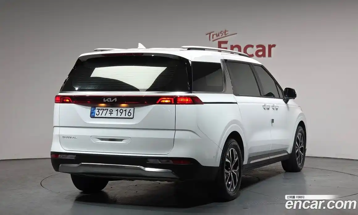 Kia Canival 2023 3.5 Автомат в Москве № 928799, фото 1