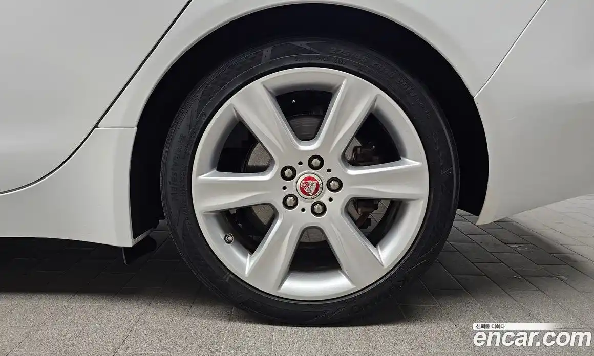 Jaguar XE 2016 2.0 гидро в Москве № 283840, фото 5