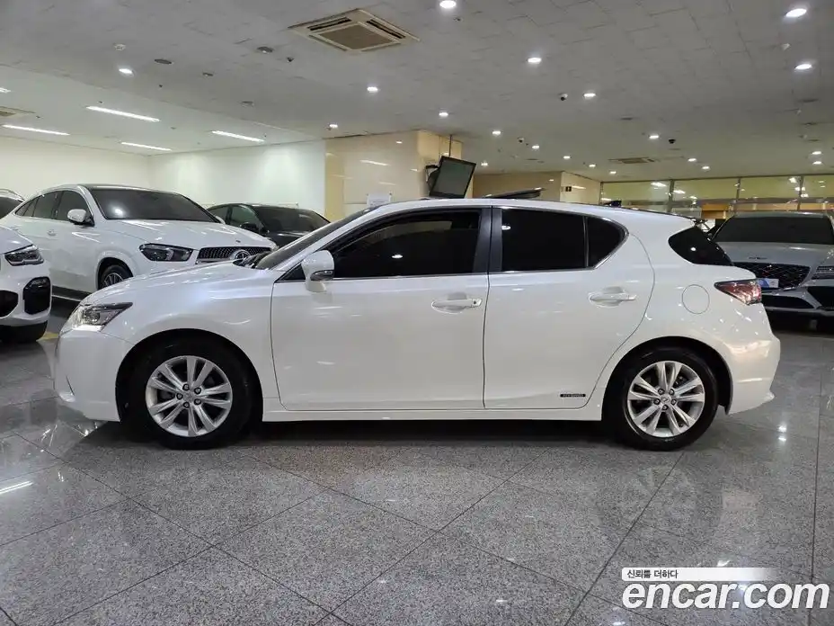 Lexus CT200h 2017 1.8 гидро в Москве № 975959, фото 3